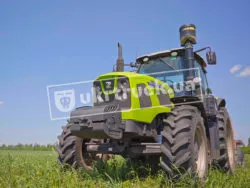 Трактор RS1304 стоит